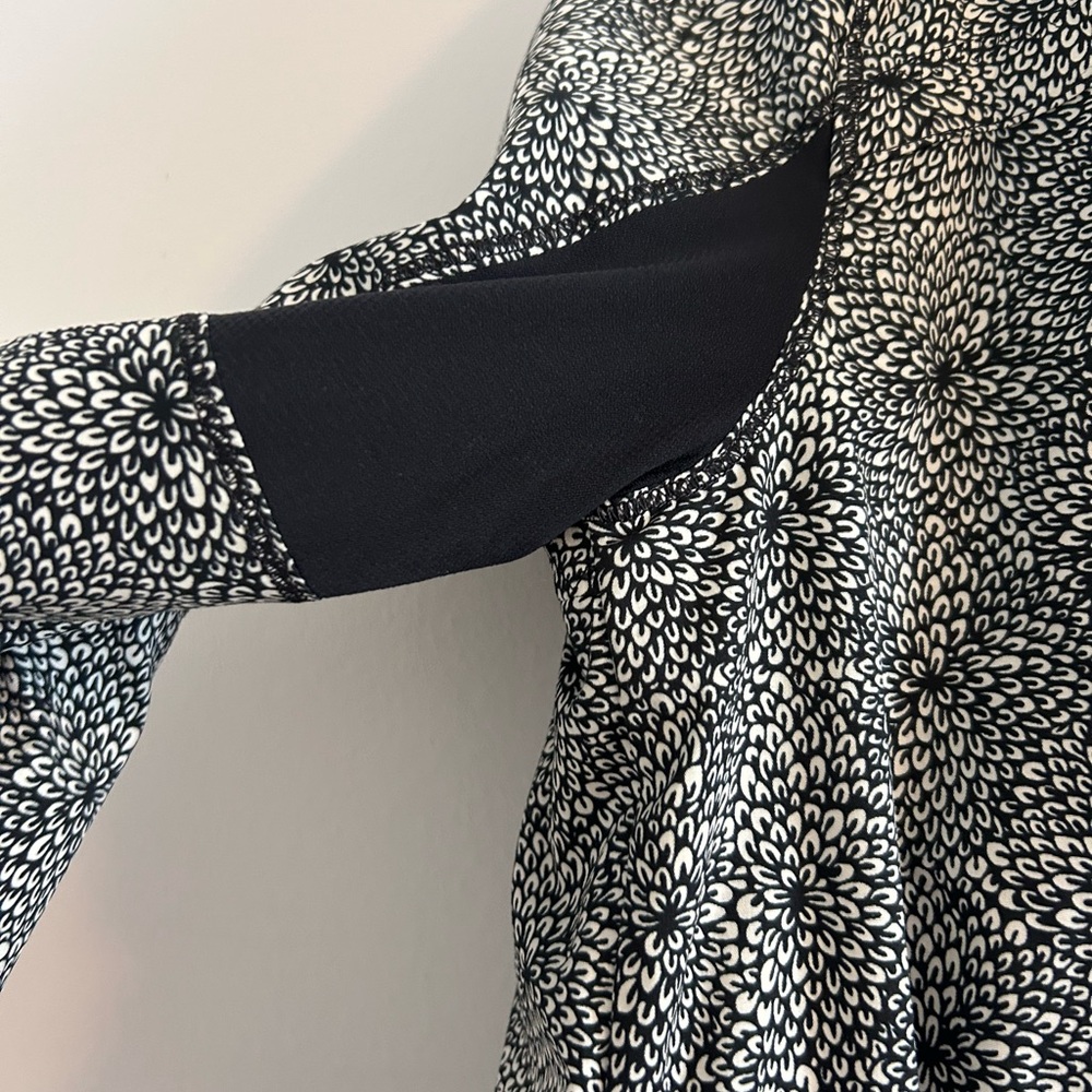 Lululemon Black and White Patterned Wind Breaker lined Jacket - Picture 8 of 10